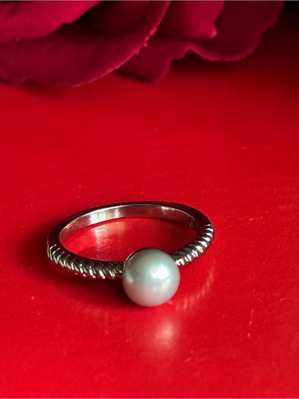 Ring with light gray real pearl.Size 6